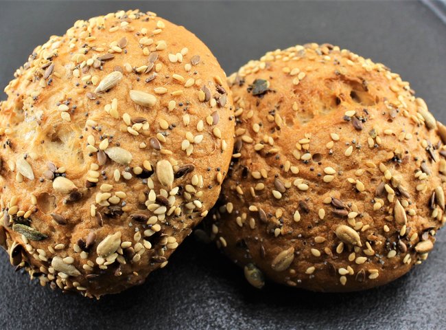 Twee kleine glutenvrij broodjes